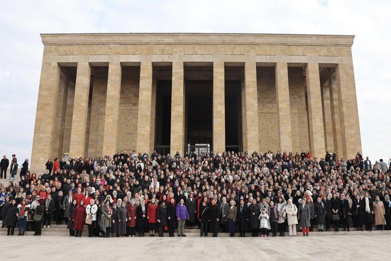 Bakan Göktaş, kadınlarla Anıtkabiri ziyaret etti