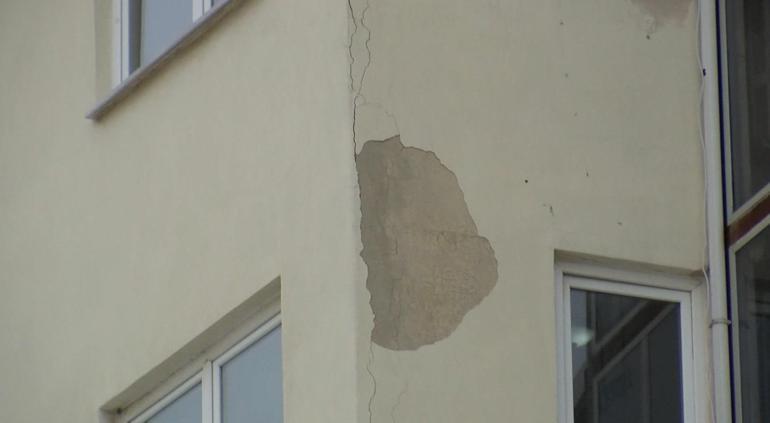 5.1’lik depremde kolonları çatlayan belediye binası tahliye edildi
