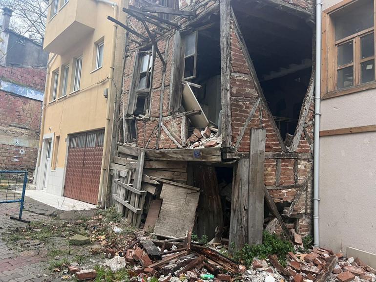 5.1’lik depremde kolonları çatlayan belediye binası tahliye edildi