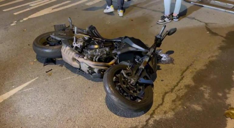 Kadıköyde motosiklet kazası: Metrelerce sürüklendi