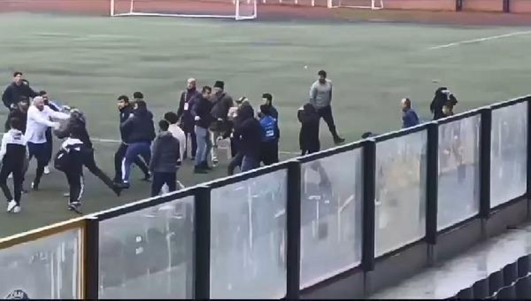 Avcılarda futbol maçındaki kavgayı polis havaya ateş açarak ayırdı