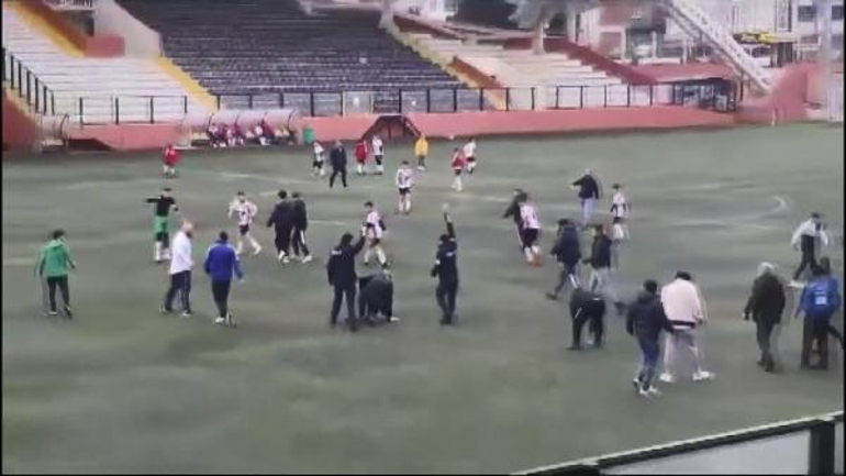 Avcılarda futbol maçındaki kavgayı polis havaya ateş açarak ayırdı