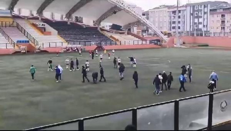 Avcılarda futbol maçındaki kavgayı polis havaya ateş açarak ayırdı