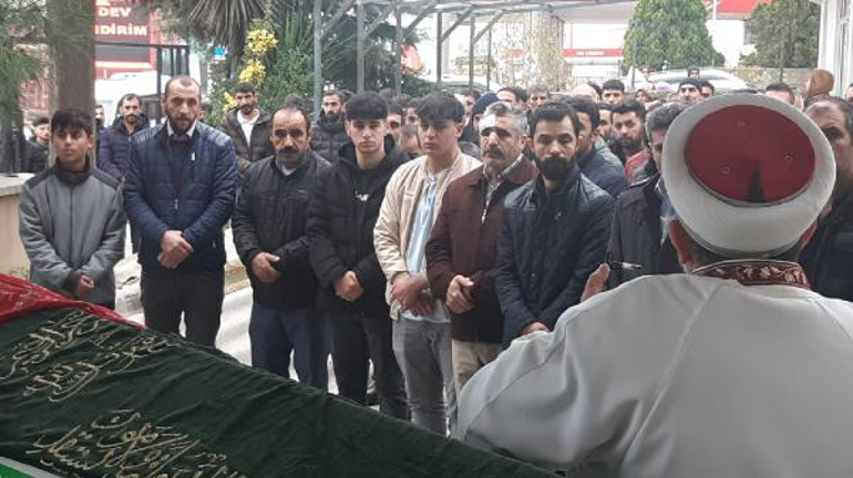 Hafif ticari araç bariyerlere çarptı; anne öldü, oğlu ve eşi yaralı