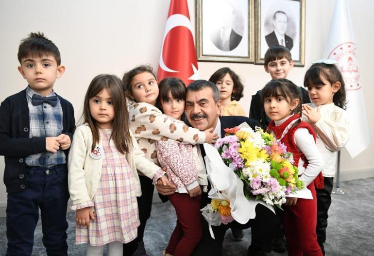 Bakan Tekin, Erzurumdan gelen özel eğitim ve anaokulu öğrencileriyle bir araya geldi