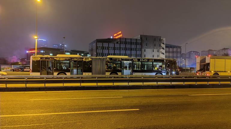 Okmeydanında metrobüs durağa çarptı: 1 yaralı