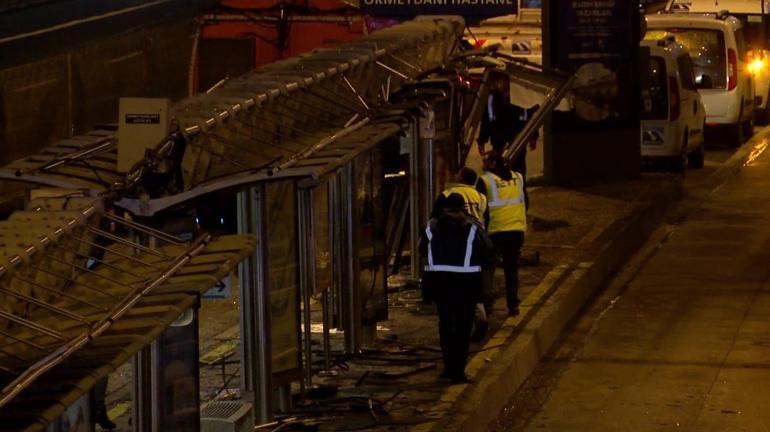 Okmeydanında metrobüs durağa çarptı: 1 yaralı