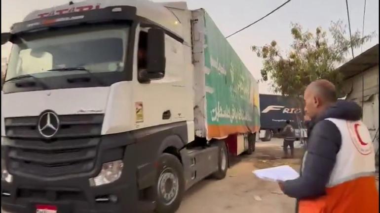 Filistin Kızılayı, insani yardım yüklü 80 kamyonu teslim aldı