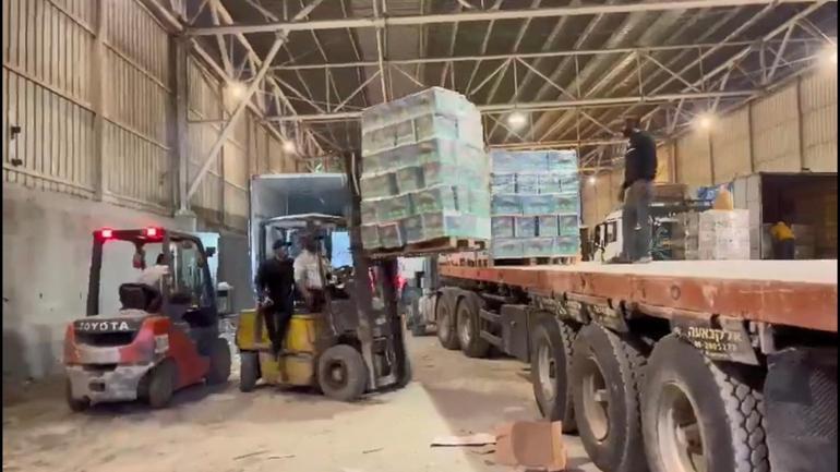 Filistin Kızılayı, insani yardım yüklü 80 kamyonu teslim aldı