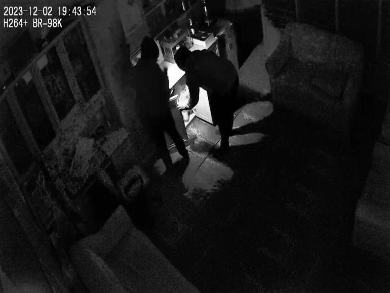 İmamın namaza gelen çocuklara vereceği simit ve kıyafetlerin çalınması kamerada