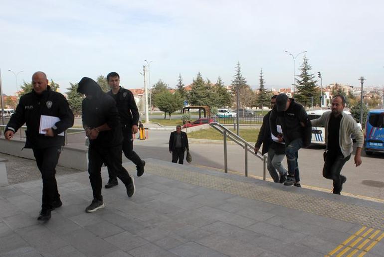 İmamın namaza gelen çocuklara vereceği simit ve kıyafetlerin çalınması kamerada