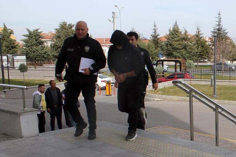 İmamın namaza gelen çocuklara vereceği simit ve kıyafetlerin çalınması kamerada