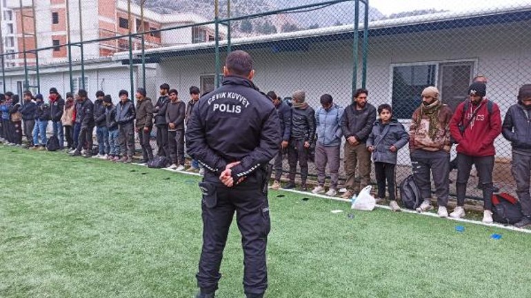 Dorsesinde 61 kaçak göçmen yakalanan TIRın şoförü tutuklandı