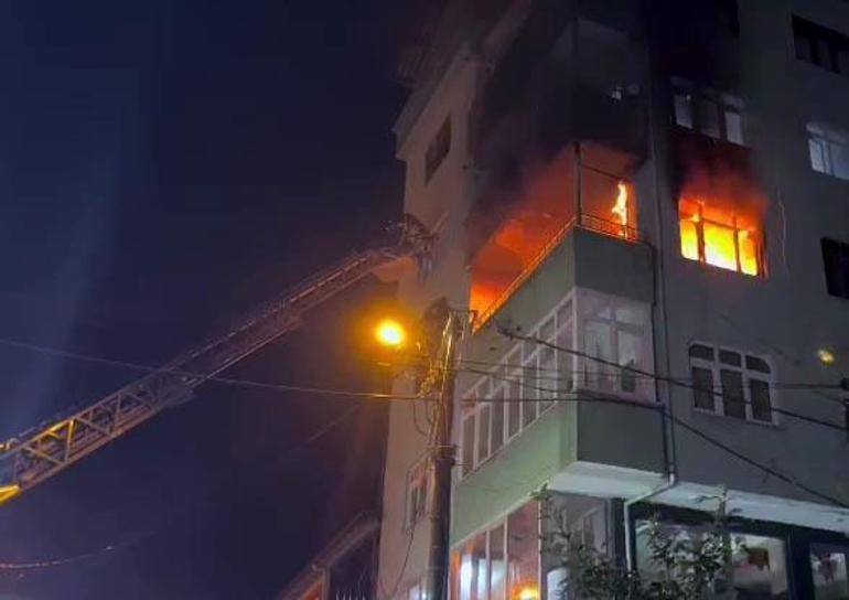 Sakaryada 4 katlı apartmanda yangın; mahsur kalan 7 kişi kurtarıldı