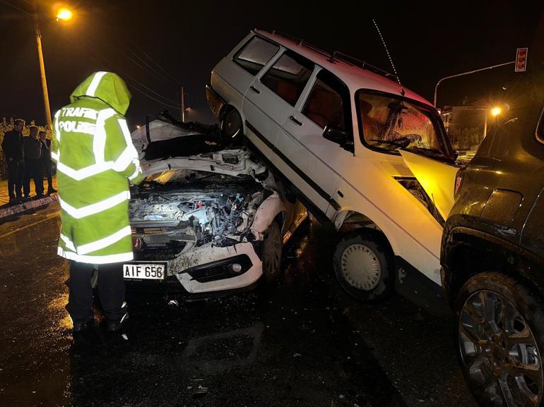 İzmirde 3 otomobil kazaya karıştı; 1 yaralı