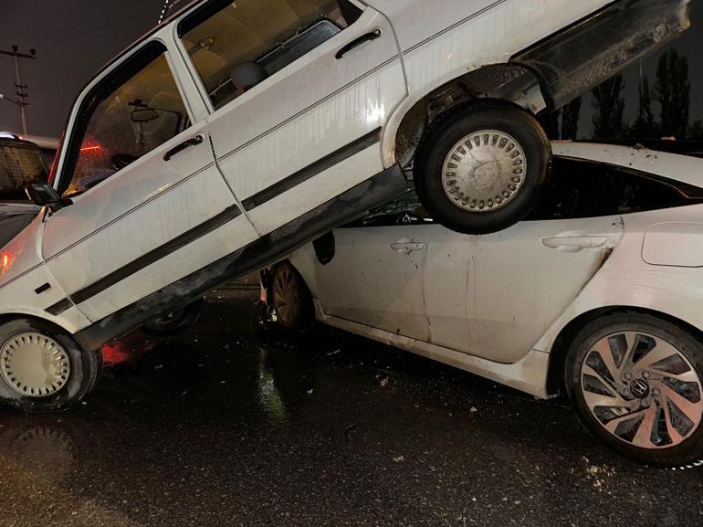 İzmirde 3 otomobil kazaya karıştı; 1 yaralı