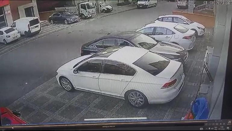 Ümraniyede park halindeki otomobilden hırsızlık güvenlik kamerasına yansıdı