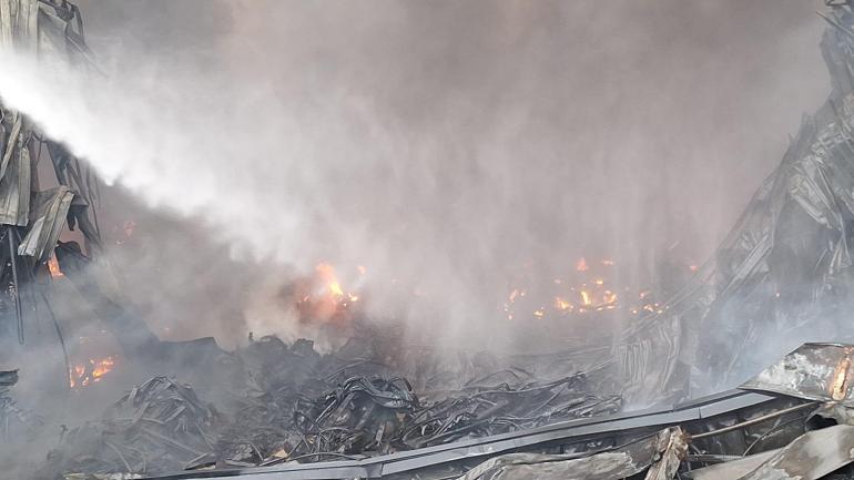 Lojistik firmasının deposunda yangın kontrol altında