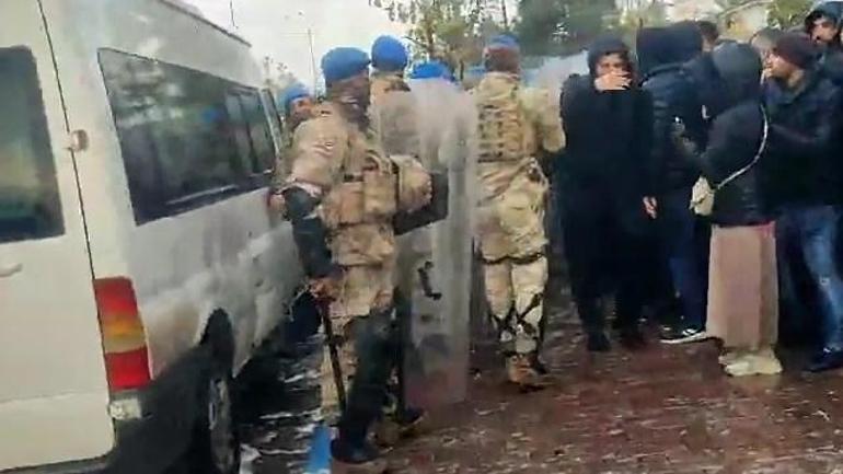 Şanlıurfada jandarma ile eylem yapan işçiler arasında gerginlik: 92 gözaltı