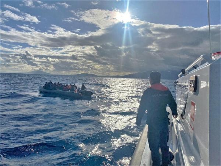 Bodrumda arızalanan tekne ile bottaki 136 kaçak göçmen kurtarıldı