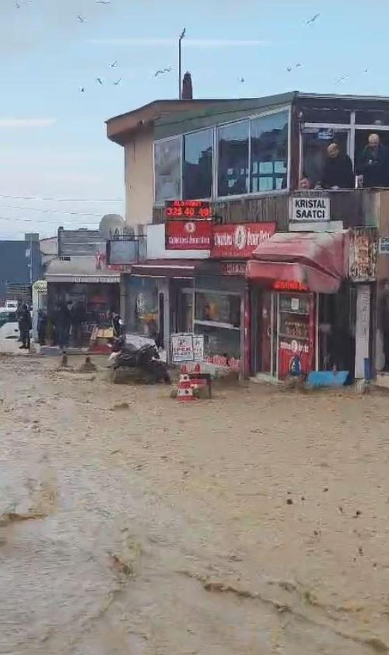 Trabzonda su borusu patladı; yollar göle döndü, iş yerlerini su bastı