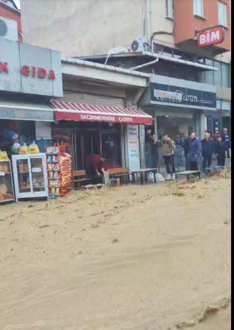 Trabzonda su borusu patladı; yollar göle döndü, iş yerlerini su bastı