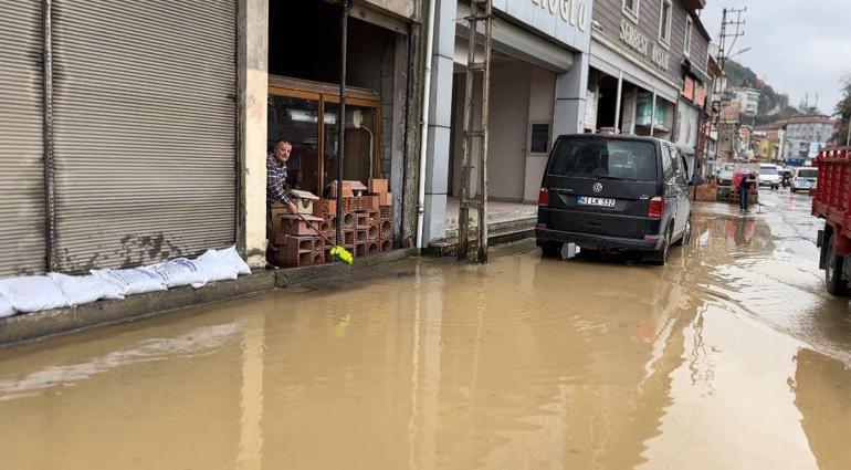Trabzonda su borusu patladı; yollar göle döndü, iş yerlerini su bastı