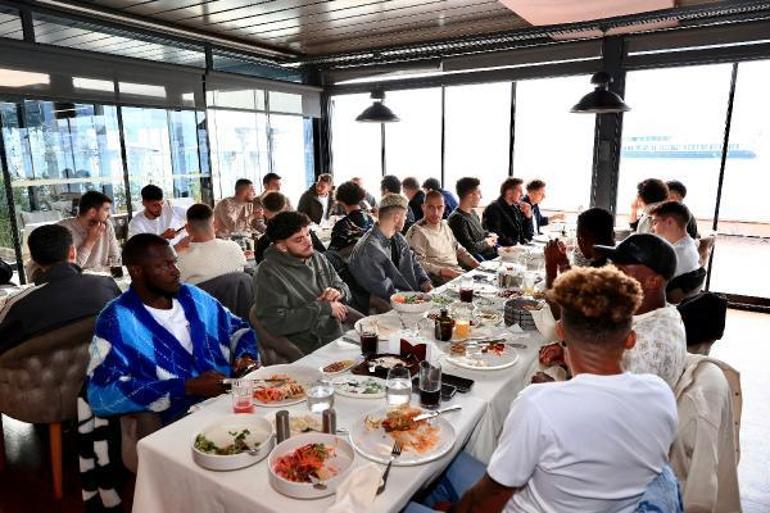 Beşiktaşta futbolcular, idari ve teknik kadro, moral yemeğinde bir araya geldi