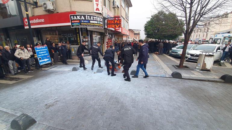 Üzerine benzin döküp kendini ateşe veren seyyar satıcı yaralandı