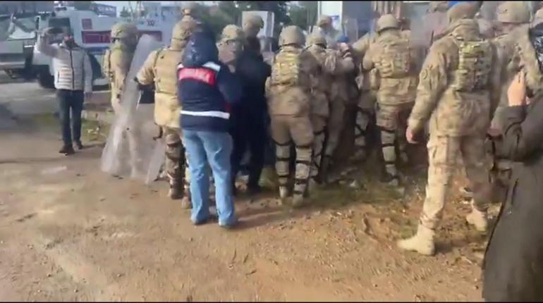Şanlıurfada, jandarma ile eylem yapan işçiler arasında gerginlik: 20 gözaltı