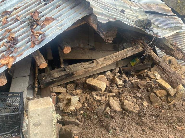 Artvinde heyelan; ev, ahır ve samanlık çöktü, 1 inek öldü