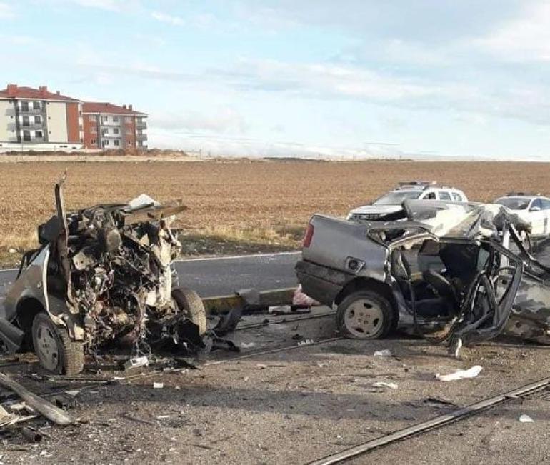 Tramvay yolundaki direğe çarpan otomobil ikiye bölündü: 1 ölü, 3 yaralı