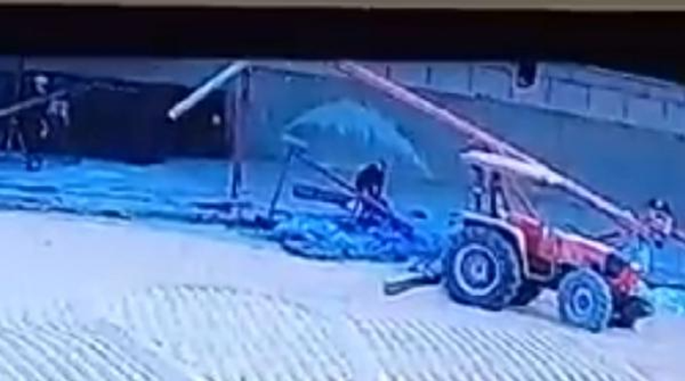 Devrilmesini engellemeye çalıştığı makinenin altında kalıp öldü