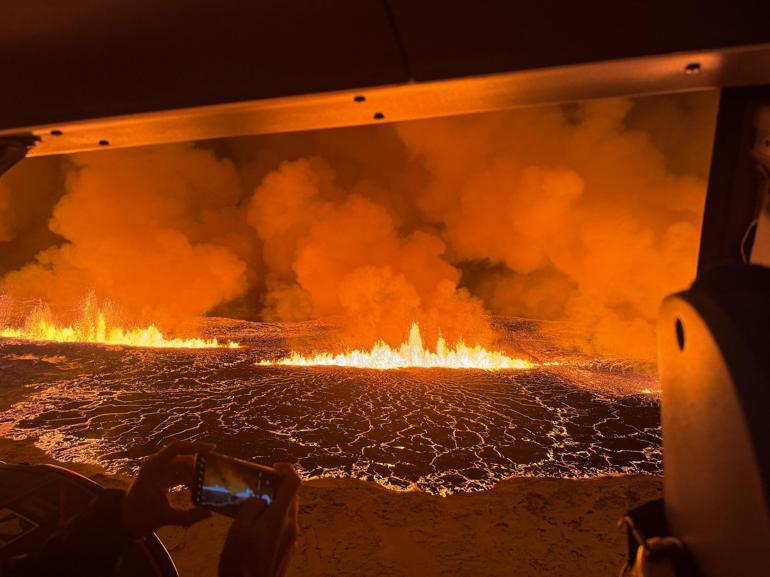 İzlanda’da haftalardır beklenen yanardağ patlaması gerçekleşti