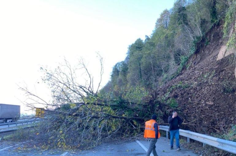 Karadeniz Sahil Yolunda heyelan