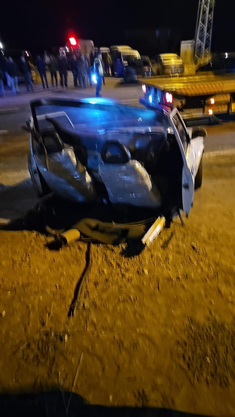 Kamyonetle çarpışan otomobil ikiye bölündü; 5 yaralı