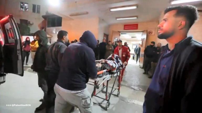 Filistin Kızılayı ekiplerinin saldırı bölgesinden yaralıları taşıdığı anlar kamerada