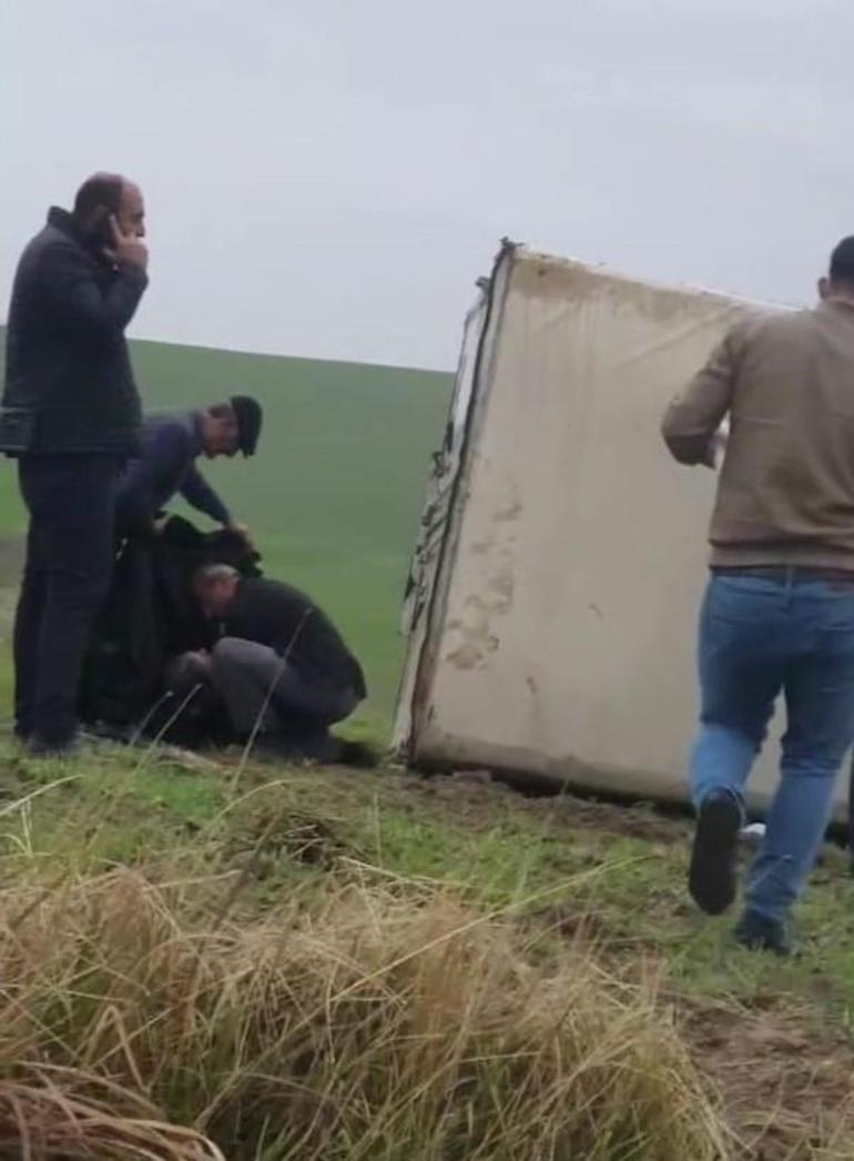 Kamyonet yol kenarına savruldu: 7 yaralı