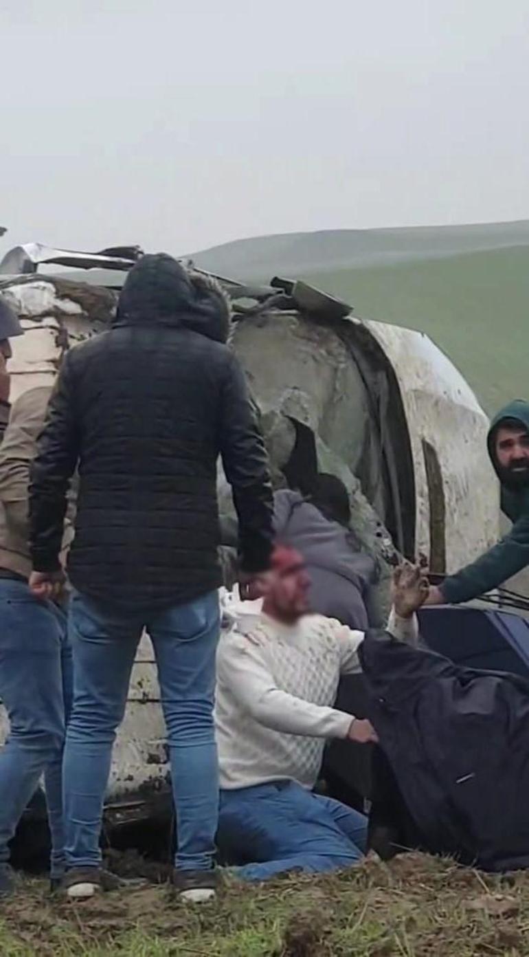 Kamyonet yol kenarına savruldu: 7 yaralı
