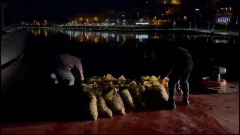 Sarıyerde kaçak avlanan 1.5 ton midye denize döküldü