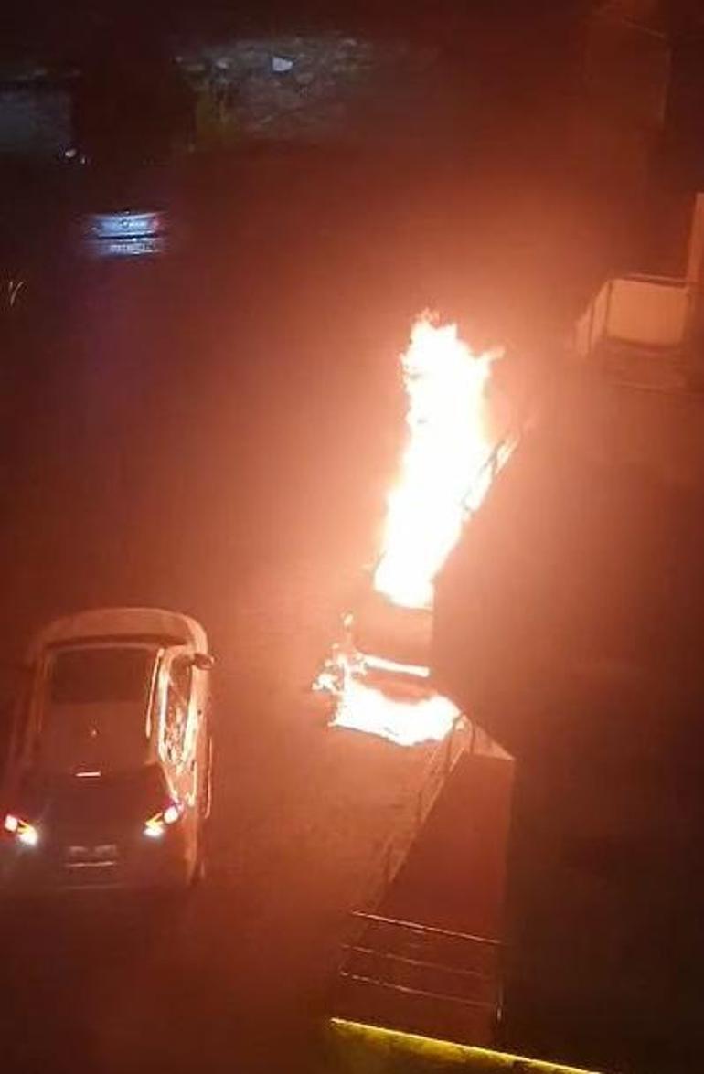 Düzce Belediye Başkanı Özlünün park halindeki otomobili alev alev yandı