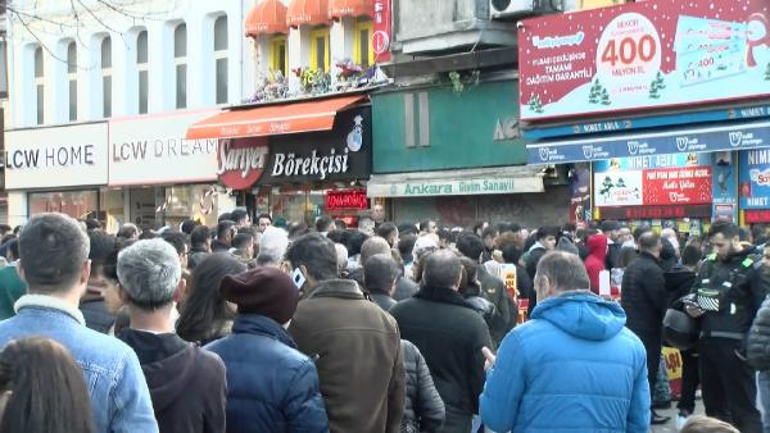 Eminönünde metrelerce uzanan yılbaşı bileti kuyruğu