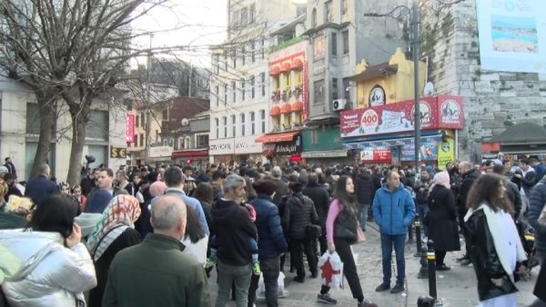 Eminönünde metrelerce uzanan yılbaşı bileti kuyruğu