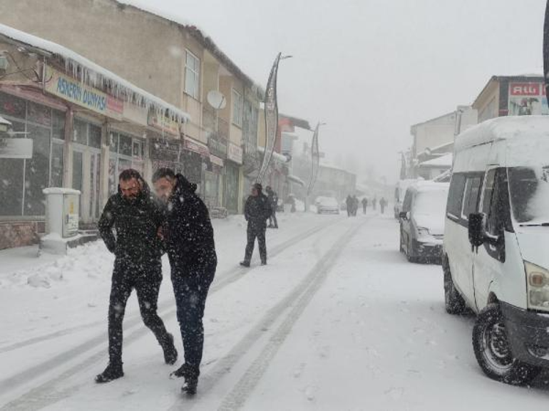 Karlıova’da 23 köy yolu kapandı, eğitime bir gün ara verildi
