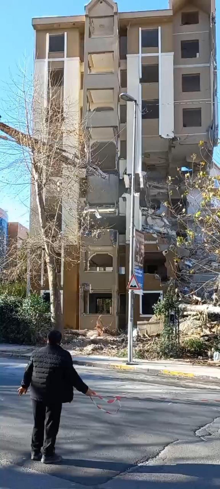 Esenyurtta kontrollü yıkım sırasında bina caddeye çöktü
