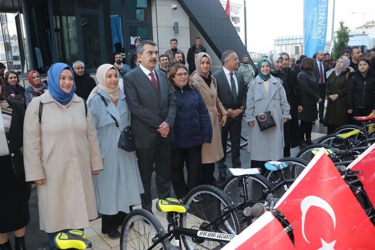 Bakan Tekin: Eğitimin yükü kolay omuzlanacak bir yük değil