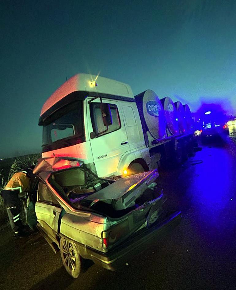 Süt toplama kamyonuyla çarpışan otomobilin sürücüsü Akın, hayatını kaybetti