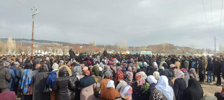 Ağrıda uçuruma düşen iş makinesindeki 4 kişi toprağa verildi