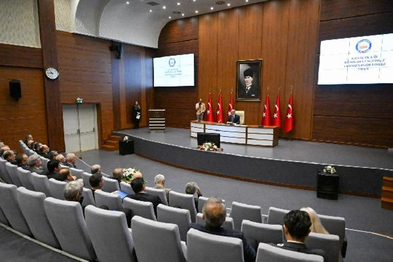 Kocaeli Valisi: Bu ülkede makam sahibi olmak istiyorsanız, önce ay yıldızlı al bayrağı tanıyacaksınız