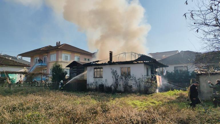 Felçli kadın ile oğlunu yanan evden komşuları kurtardı